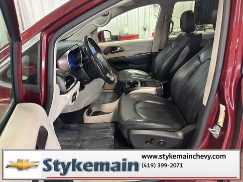 Used 2019 Chrysler Pacifica Touring-L image 33
