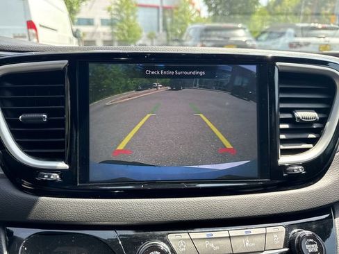 Used 2025 Chrysler Pacifica Select FWD image 24