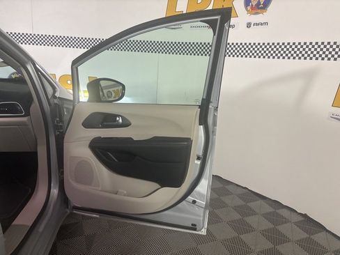 Used 2024 Chrysler Pacifica Touring-L image 19
