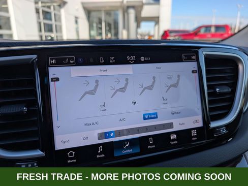 Used 2024 Chrysler Pacifica Touring-L image 25