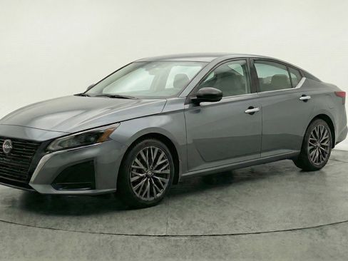Used 2025 Nissan Altima 2.5 SV FWD image 3