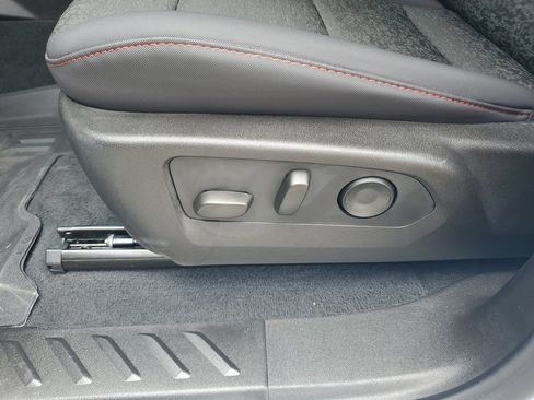 Used 2025 Chevrolet Colorado Z71 w/ Technology Package AWD/4WD image 16