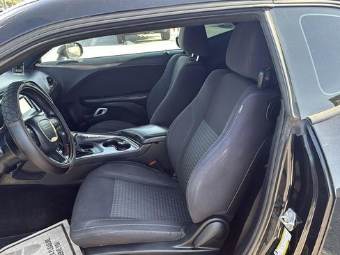 Used 2015 Dodge Challenger SXT RWD image 9