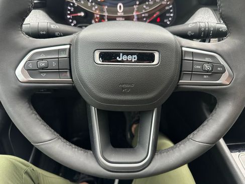 Used 2023 Jeep Compass Latitude AWD/4WD image 3