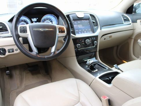Used 2013 Chrysler 300 image 4