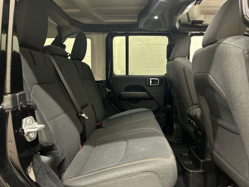 Used 2025 Jeep Wrangler Unlimited Sahara AWD/4WD image 4
