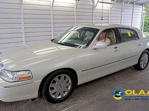 Used 2004 Lincoln Town Car Ultimate RWD image 1