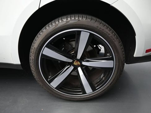 Certified 2025 Porsche Macan AWD/4WD image 9