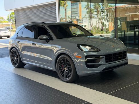 Certified 2025 Porsche Cayenne GTS AWD/4WD image 4