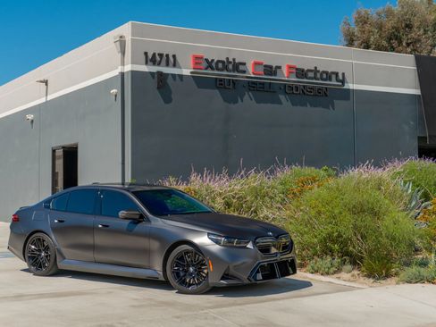 Used 2025 BMW M5 w/ Carbon Package AWD/4WD image 1