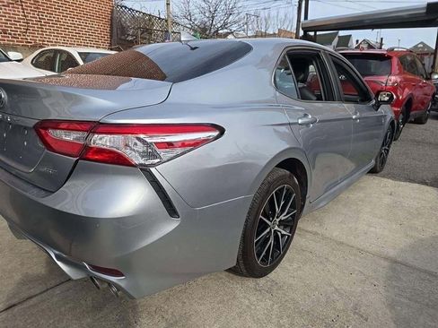 Used 2022 Toyota Camry SE image 3