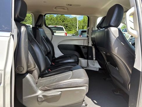Used 2022 Chrysler Pacifica Touring-L FWD image 18