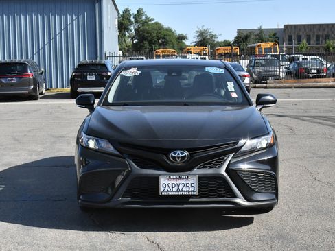 Used 2022 Toyota Camry SE FWD image 2