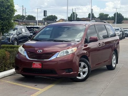 Used 2017 Toyota Sienna LE FWD image 2