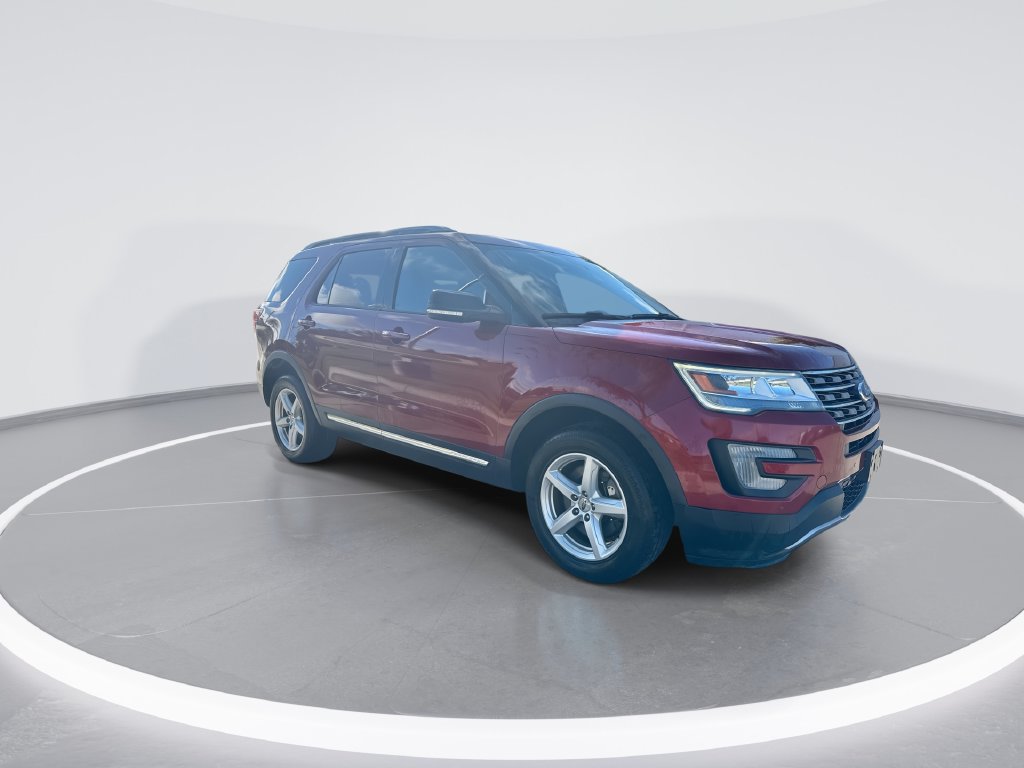 Used 2017 Ford Explorer XLT w/ Equipment Group 202A AWD/4WD image 2