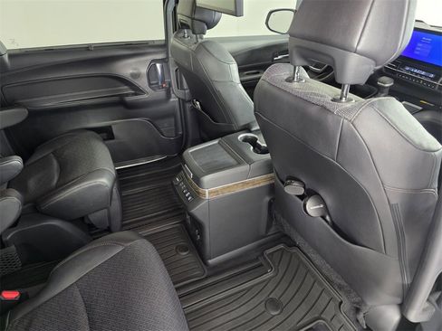 Used 2025 Toyota Sienna Platinum image 30