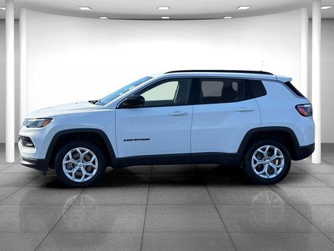 Used 2024 Jeep Compass Latitude AWD/4WD image 4