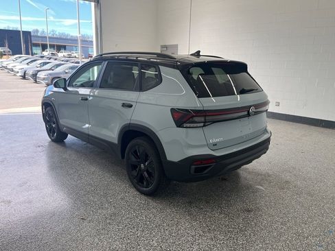 New 2026 Volkswagen Taos SE FWD image 3