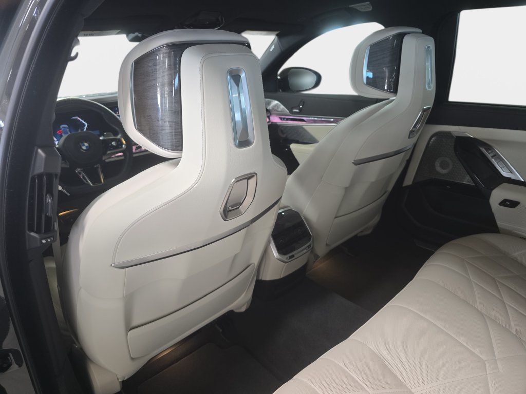 Certified 2023 BMW 740i w/ Parking Assistance Package RWD image 8