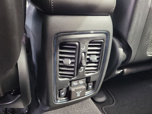 Used 2021 Jeep Grand Cherokee Limited w/ Luxury Group II RWD image 13