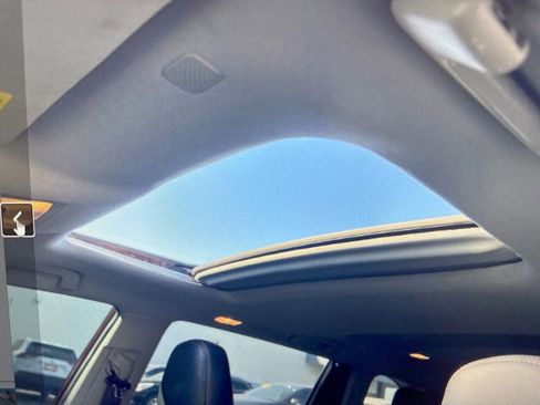 Used 2019 Toyota Highlander XLE w/ Carpet Mat Package (TMS) image 5