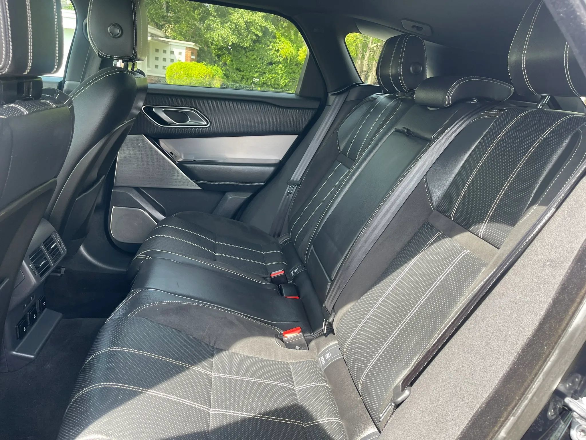 Used 2018 Land Rover Range Rover Velar R-Dynamic SE AWD/4WD image 11
