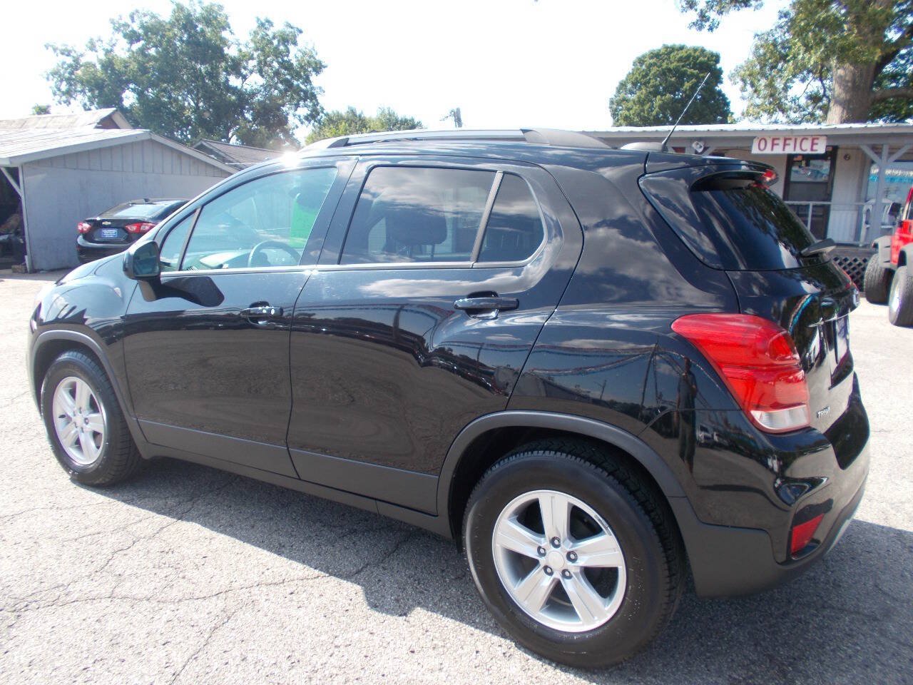 Used 2021 Chevrolet Trax LT w/ Driver Confidence Package FWD image 16