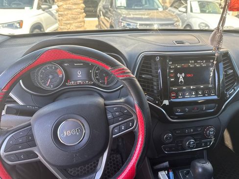 Used 2019 Jeep Cherokee Limited w/ Luxury Group FWD image 2
