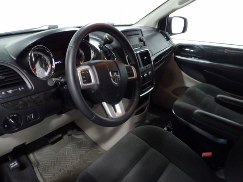 Used 2015 Dodge Grand Caravan American Value Package w/ UConnect Hands-Free Group FWD image 9