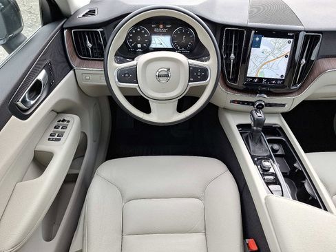 Used 2021 Volvo XC60 T5 Momentum w/ Premium Package image 11