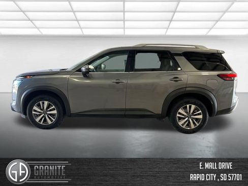 Used 2025 Nissan Pathfinder SL FWD image 2