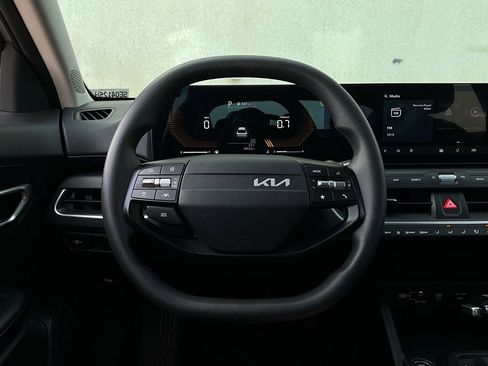 Used 2025 Kia K4 LXS image 33