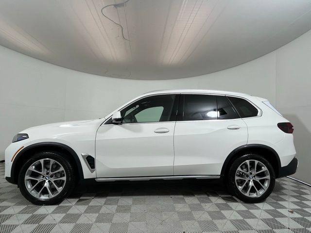 Used 2026 BMW X5 xDrive40i w/ Parking Assistance Package AWD/4WD image 4