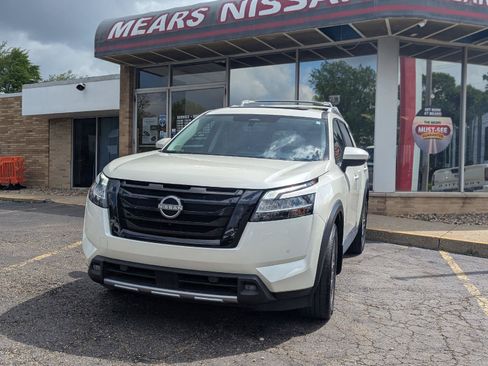 Used 2023 Nissan Pathfinder SL w/ SL Premium Package AWD/4WD image 4