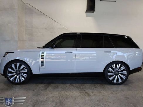 Used 2023 Land Rover Range Rover SV AWD/4WD image 3
