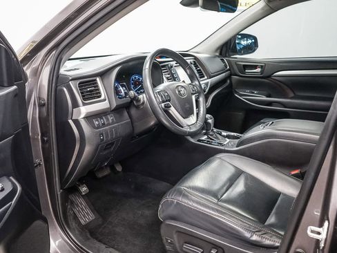 Used 2019 Toyota Highlander XLE image 18