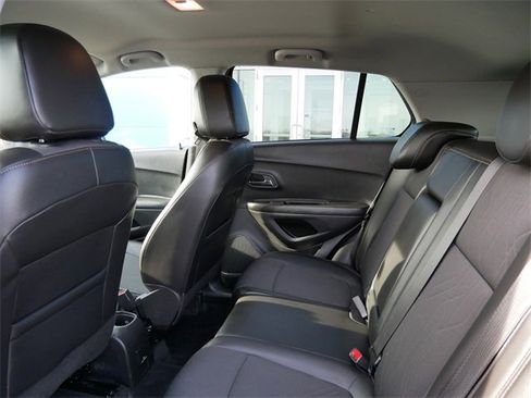 Used 2022 Chevrolet Trax LT w/ LT Convenience Package image 8