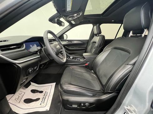 Used 2024 Jeep Grand Cherokee Altitude image 4