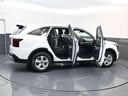 Used 2025 Kia Sorento LX FWD image 28
