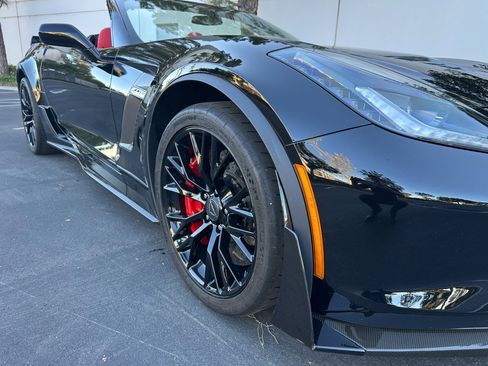 Used 2015 Chevrolet Corvette Z06 w/ 3LZ Preferred Equipment Group image 4