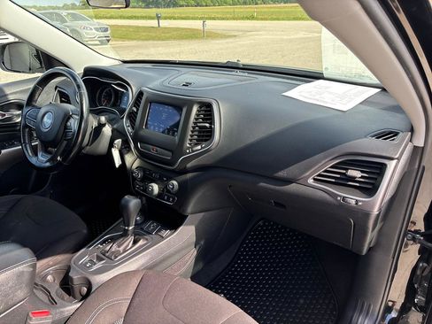 Used 2020 Jeep Cherokee Latitude w/ Cold Weather Group image 24