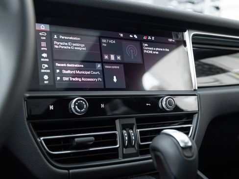 Certified 2026 Porsche Macan AWD/4WD image 24