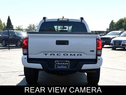 Used 2017 Toyota Tacoma TRD Off-Road AWD/4WD image 8