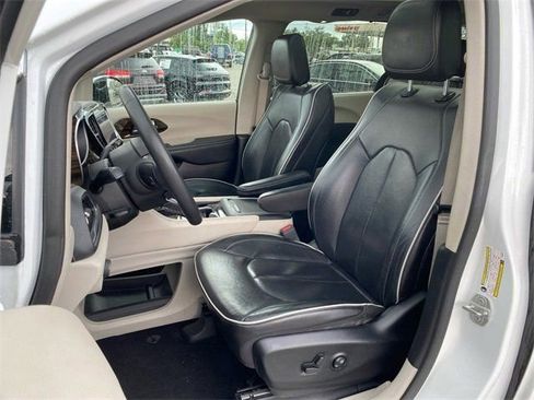 Used 2023 Chrysler Pacifica Limited image 9