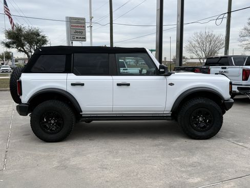 Used 2023 Ford Bronco Wildtrak image 3