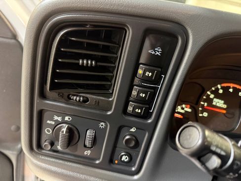 Used 2005 Chevrolet Silverado 2500 LT w/ Heavy-Duty Power Package AWD/4WD image 23
