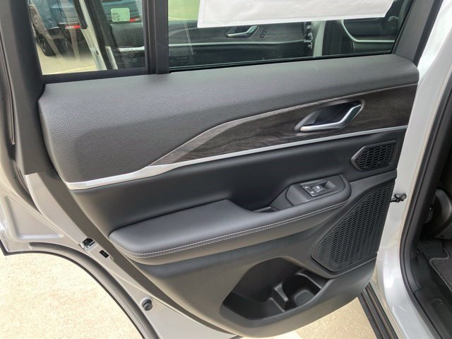 New 2026 Jeep Grand Cherokee Limited w/ Luxury Tech Group II AWD/4WD image 25