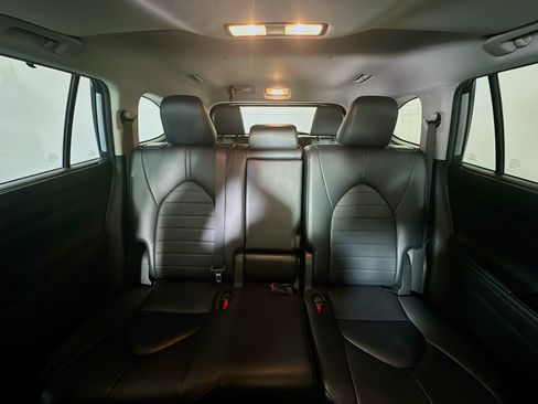 Used 2024 Toyota Highlander XLE FWD image 30