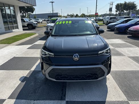 Used 2025 Volkswagen Taos SE FWD image 2