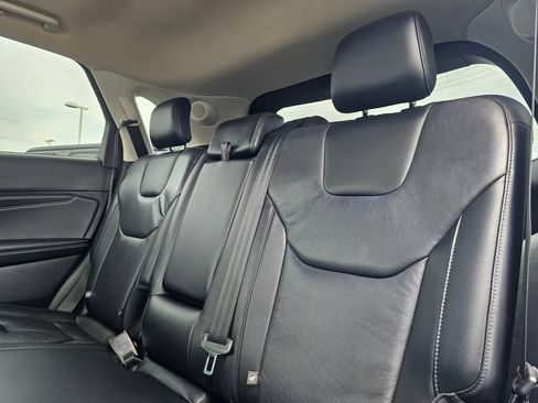 Used 2022 Ford Edge Titanium AWD/4WD image 19